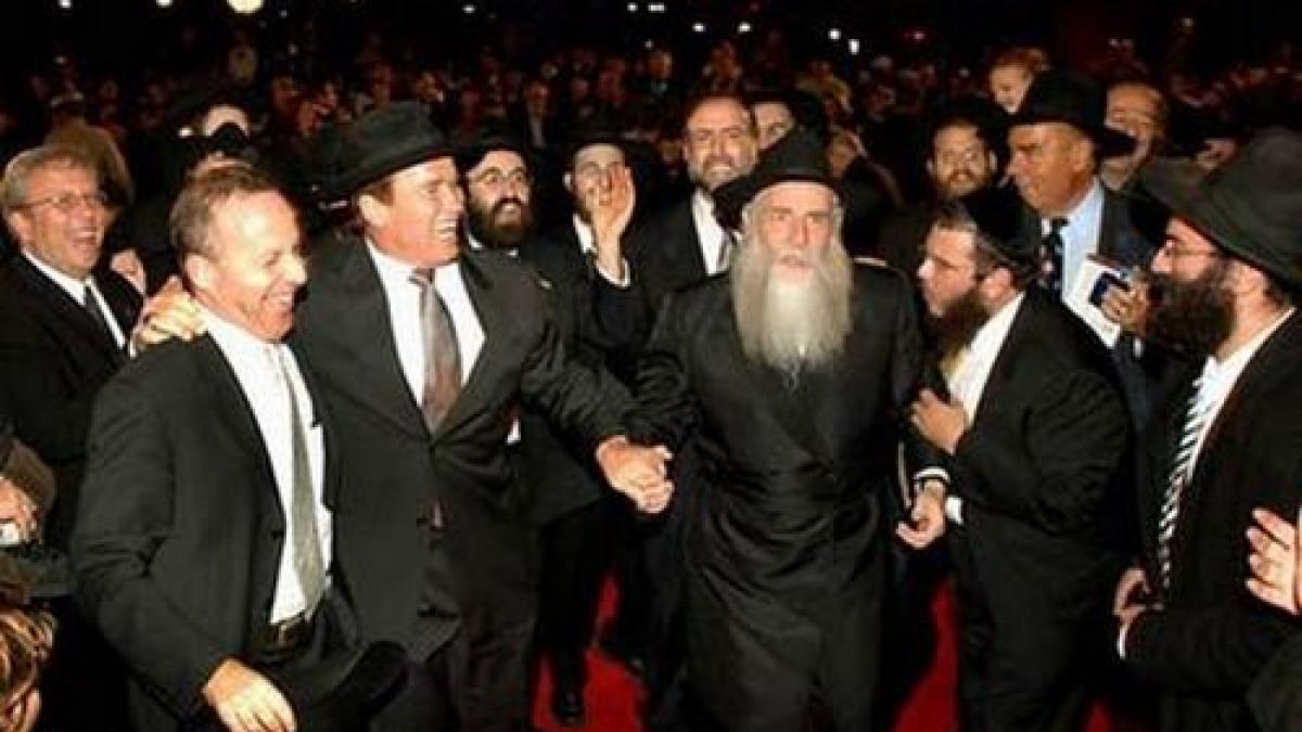 arnold schwarzenegger surpins intr o hora de hanuka