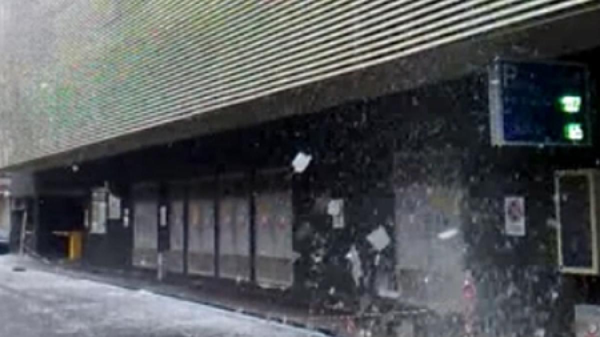 pericol in centrul capitalei cade gheata de pe magazinul cocor