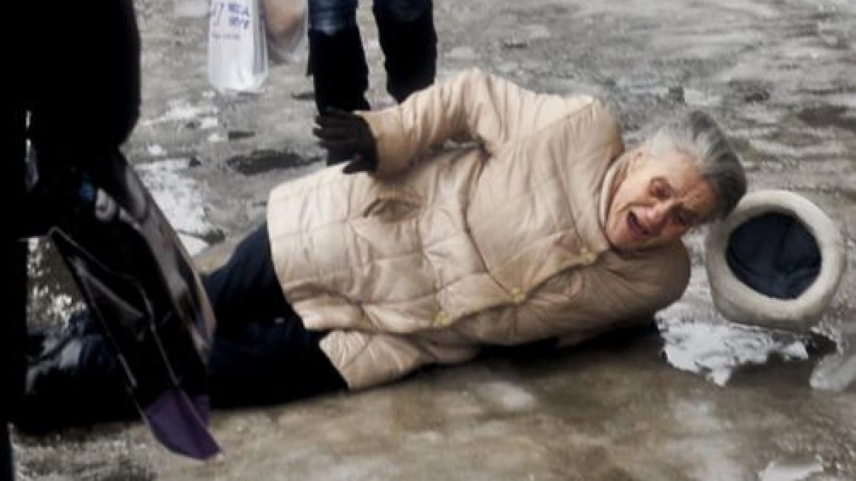 poleiul de pe trotuare a bagat zeci de oameni in spital