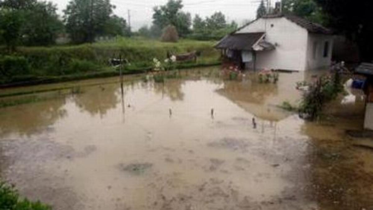 inundatiile fac ravagii sute de oameni evacuati in bosnia stare de urgenta in croatia