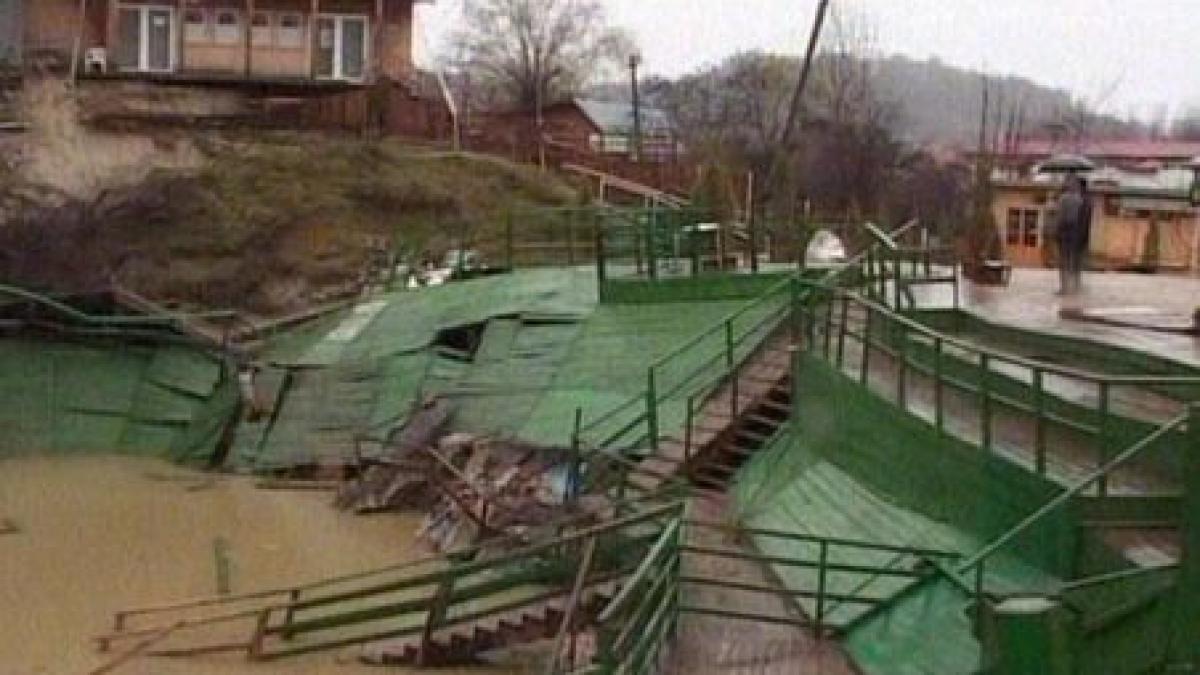 prahova o alunecare de teren ameninta sapte case si un cabinet medical