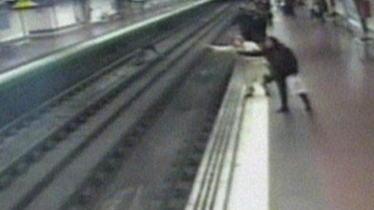 spania un barbat cazut pe sinele metroului salvat in ultimul moment de un politist