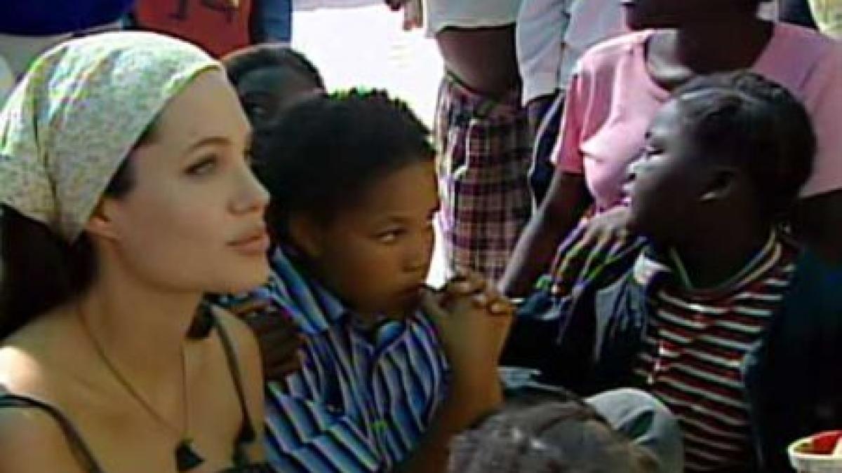 angelina jolie vrea sa se mute in africa alaturi de brad pitt si copii