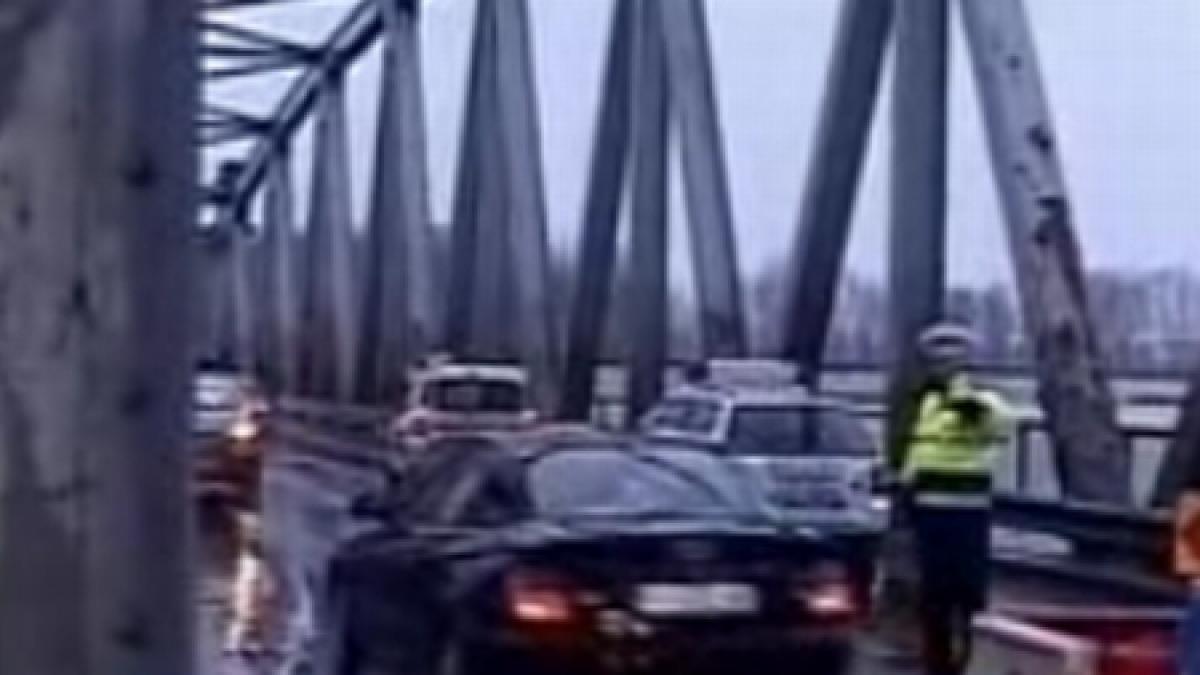 groapa de mari dimensiuni pe podul peste olt de la slatina