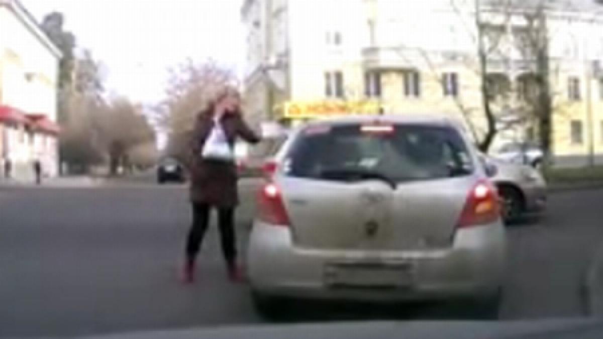 rusia o femeie a luat la bataie un sofer care nu i a acordat prioritate