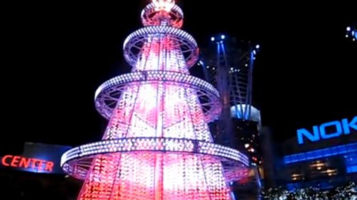 sute de oameni au participat la inaugurarea bradului de craciun din los angeles