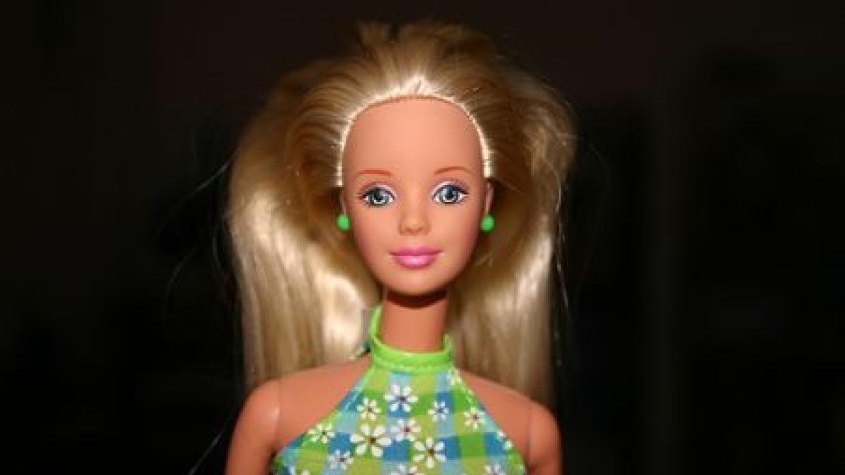 alerta fbi papusa barbie echipata cu o camera video vanduta pe piata din sua