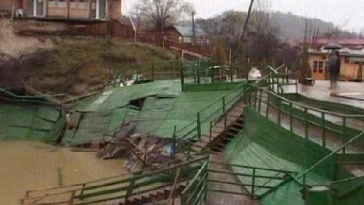 comarnic mai multe case sunt in pericol sa se prabuseasca din cauza unei alunecari de teren