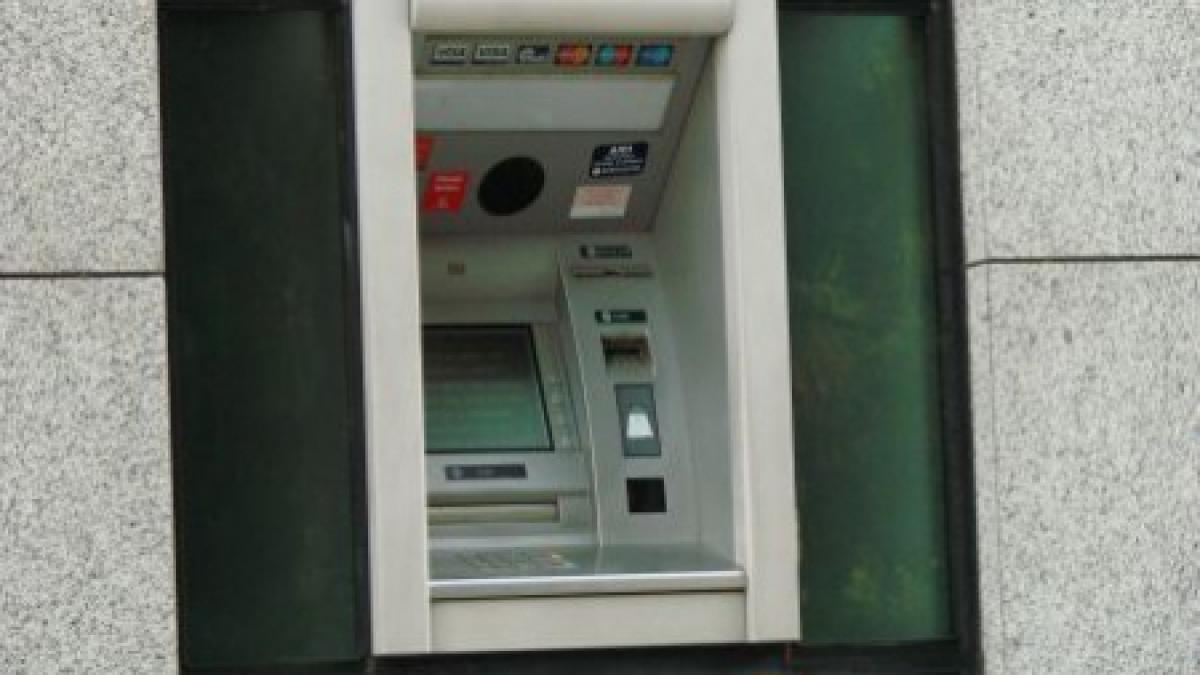 jaf la o societate comerciala din brasov hotii i au legat pe paznici si au fugit cu un bancomat