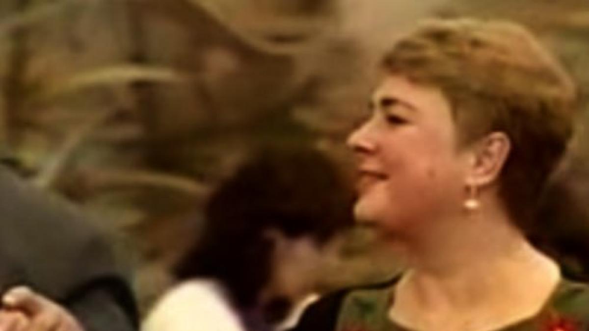 parlamentarii puterii au cantat si s au prins in hora cu un grup de colindatori