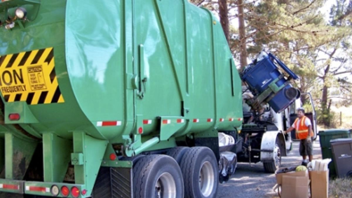 trei americani au furat un camion de gunoi si au lovit mai multe masini de politie