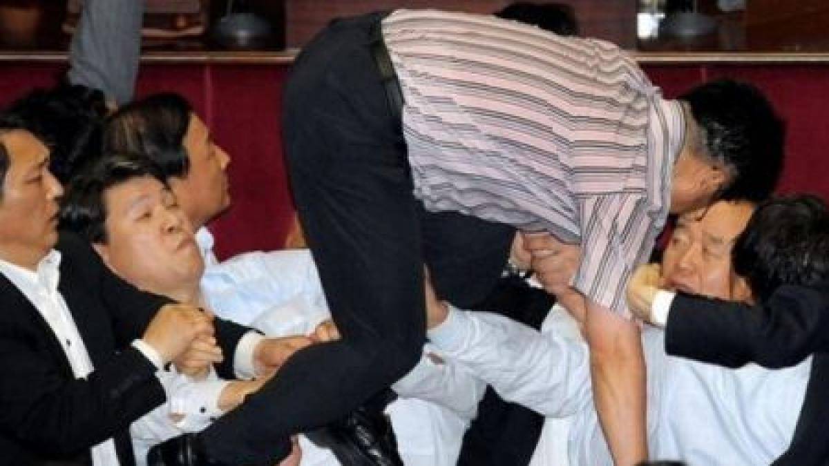 scandal in parlamentul sud coreean politicienii s au luat la bataie