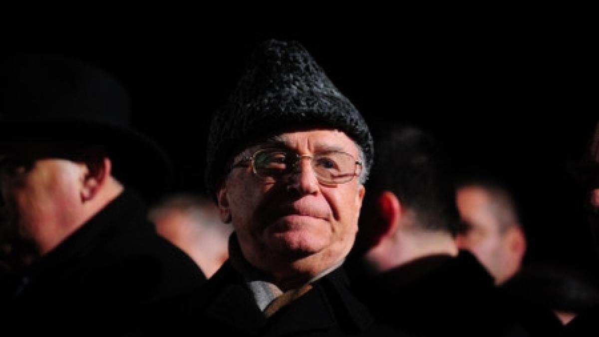 iliescu ar fi decretat detentia pe viata pentru ceausesti fostul presedinte e o facatura ordinara