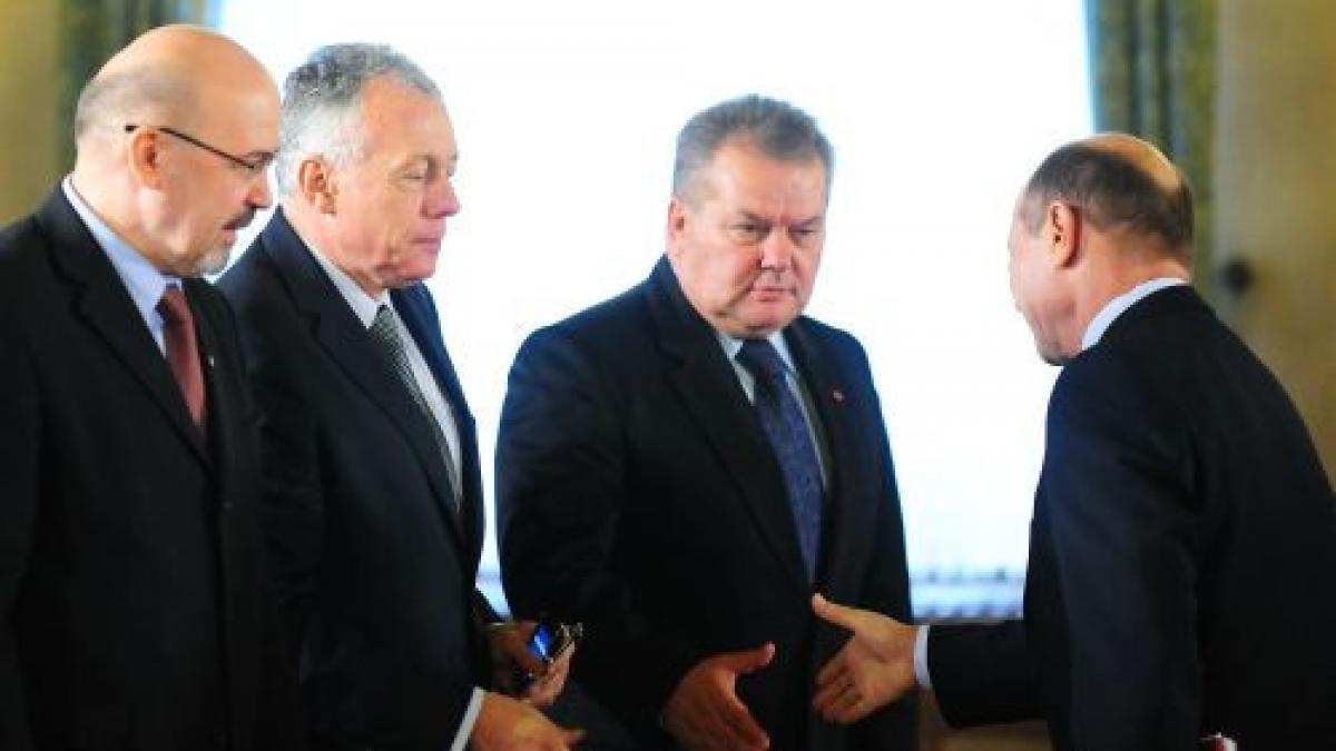 liderii partidelor de la putere vor merge la consultarile cu basescu opozitia decide luni