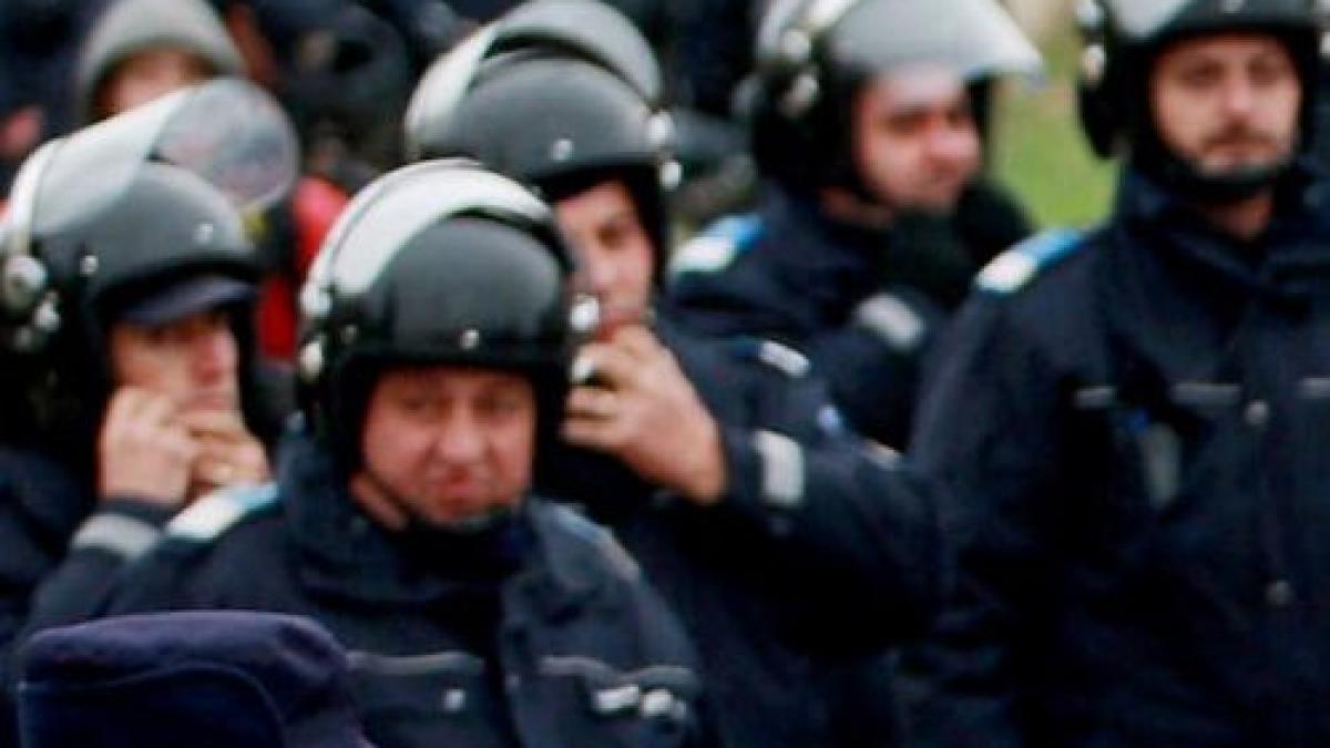 olt mai multi politisti si jandarmi au fugit in padure de frica unor romi