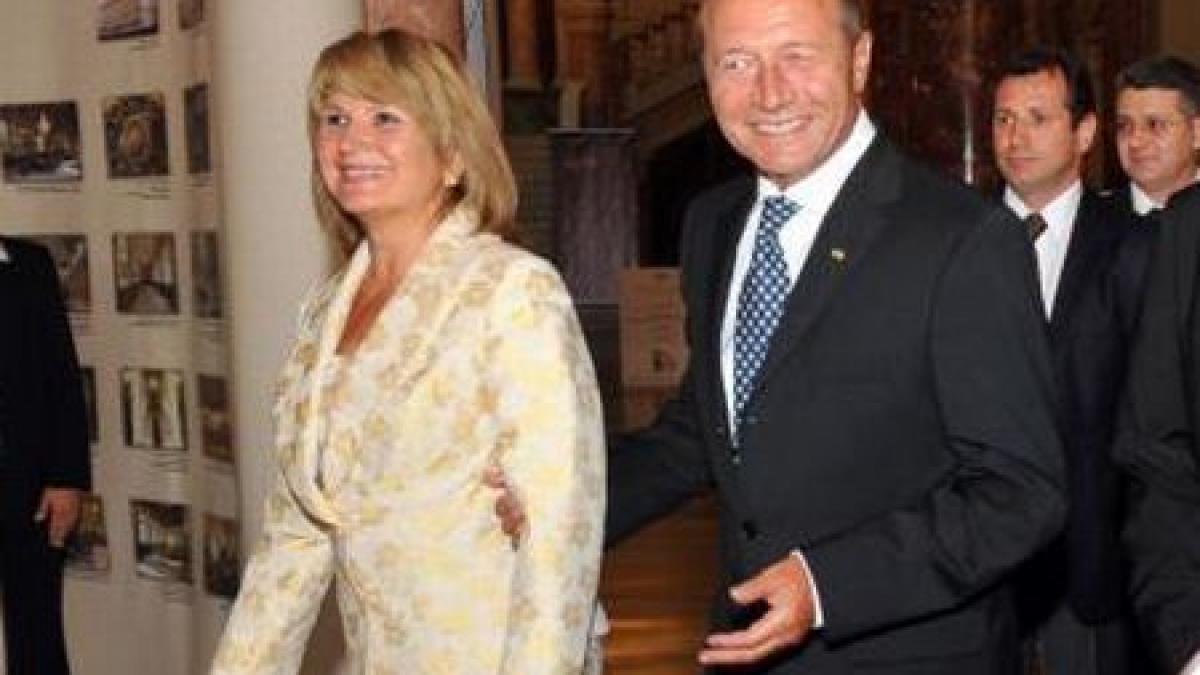 cine minte sotii basescu au dat declaratii diferite despre concediul maternal al primei doamne