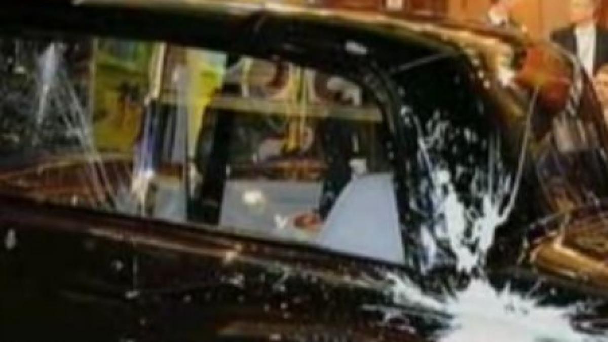 londra masina in care se aflau printul charles si sotia sa atacata de studentii manifestanti