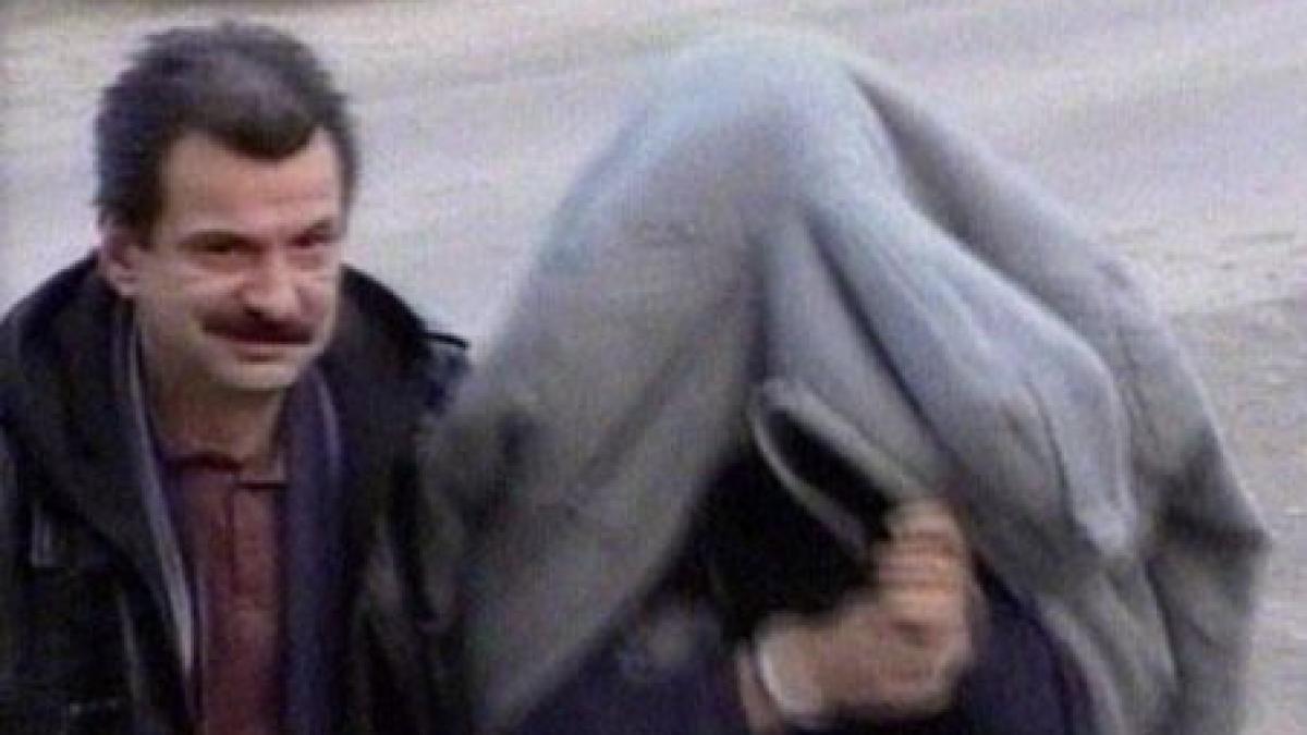 iasi doi palestinieni au vrut sa jefuiasca o casa de schimb cu masina furata de la un taximetrist