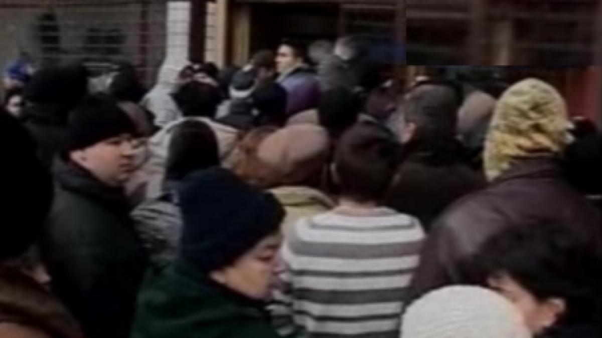 imbulzeala la magazinul deschis de fisc in capitala 100 de oameni asteapta sa cumpere produse