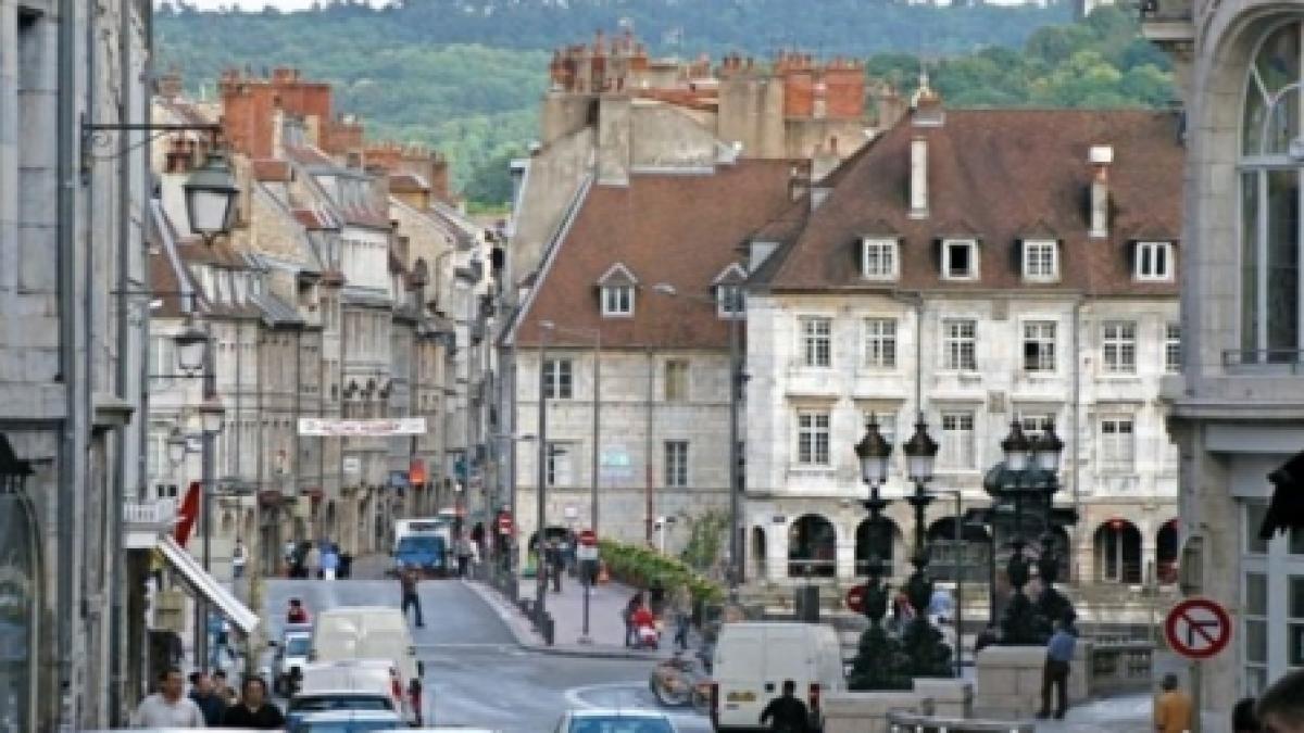 un adolescent cu doua sabii a luat ostatici mai multi copii la o gradinita din franta