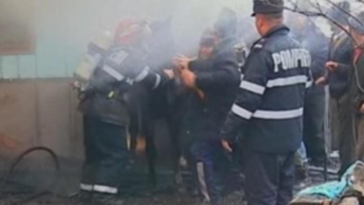suceava animale salvate dintr un grajd in flacari de cativa pompieri curajosi