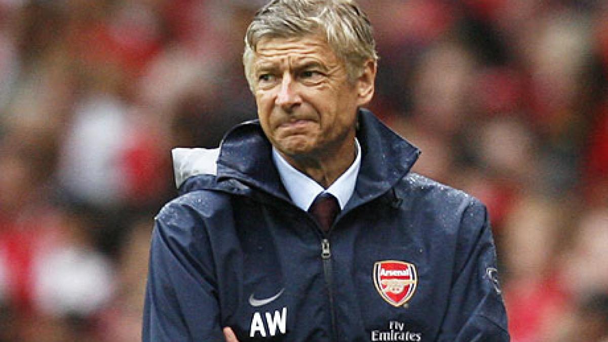 wenger blameaza terenul lui manchester united pentru greselile lui arsenal