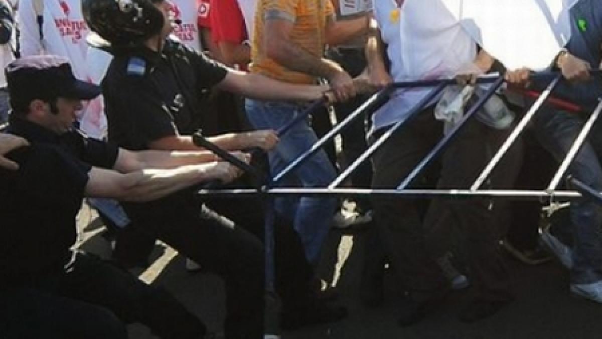 zeci de bucuresteni s au legat cu lanturi de balustrada unui bloc ca sa nu fie evacuati