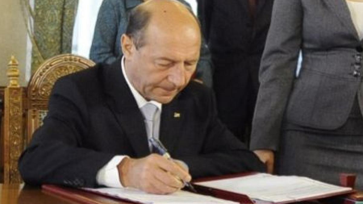 basescu a promulgat legea pensiilor varsta de pensionare ramane 63 de ani la femei si 65 la barbati