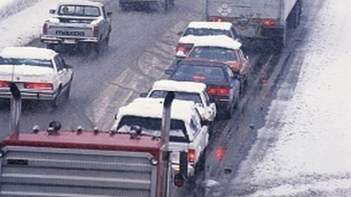 canada sute de soferi blocati pe o autostrada din cauza ninsorilor abundente