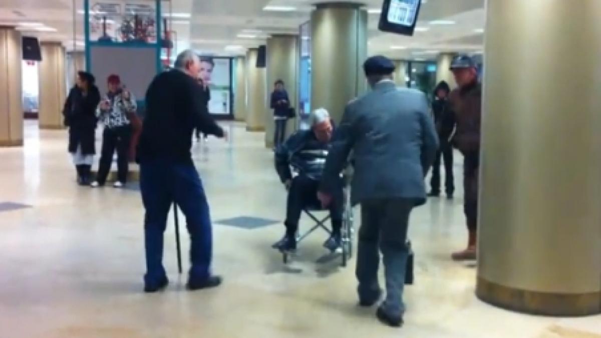 patru batrani danseaza in pasajul de la universitate pe o melodie a lui 50 cent