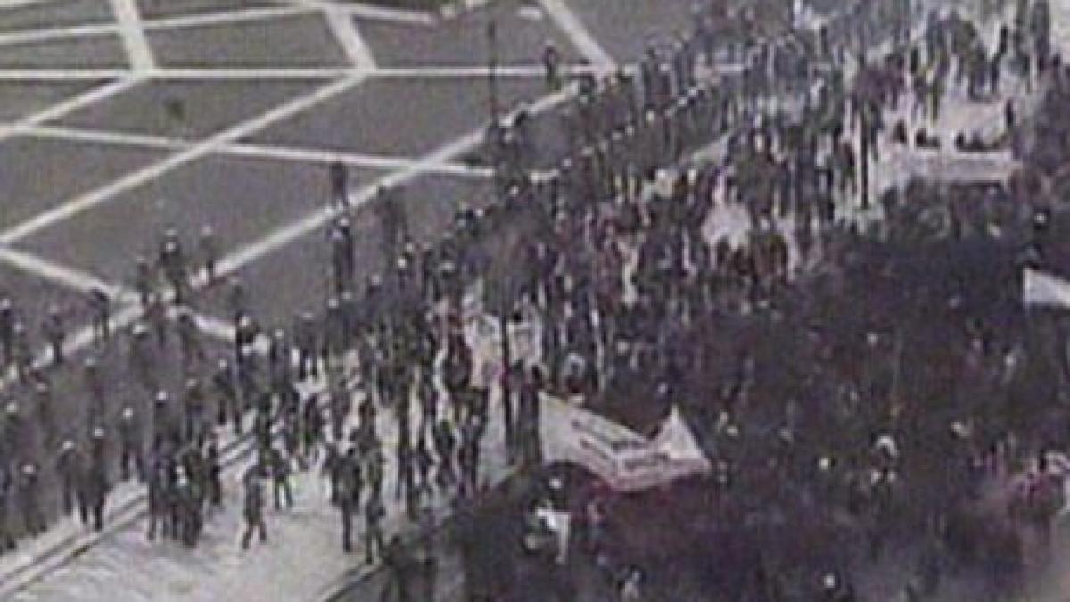 proteste violente la atena fostul ministru al transporturilor batut de protestatari