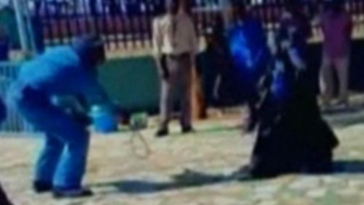 scene infioratoare in sudan femeie biciuta de un politist in plina strada