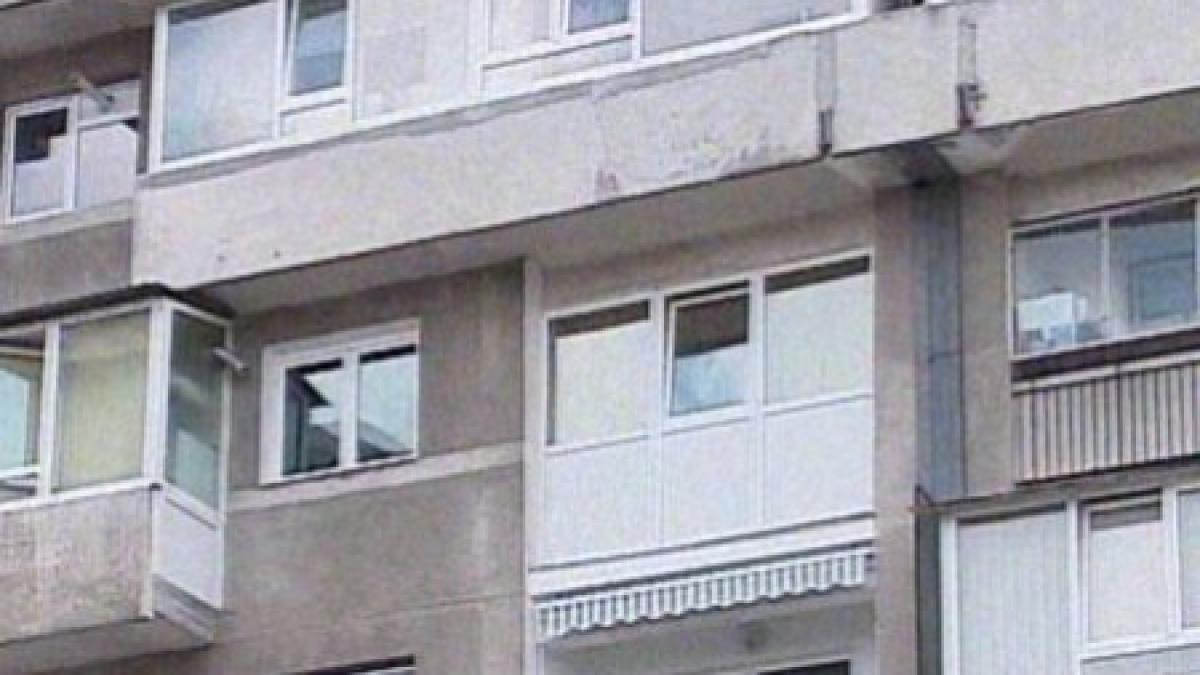 zeci de bucuresteni s au legat cu lanturi pentru a nu fi evacuati din case