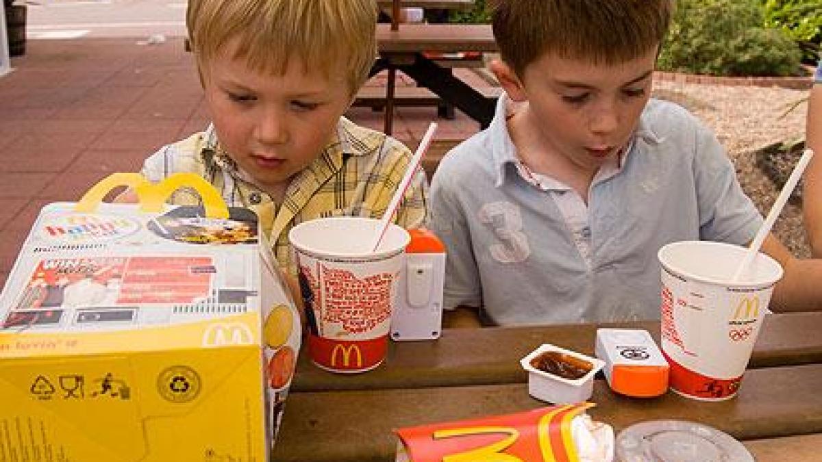 mcdonald s actionat in instanta pentru publicitate inselatoare prin meniurile happy meal
