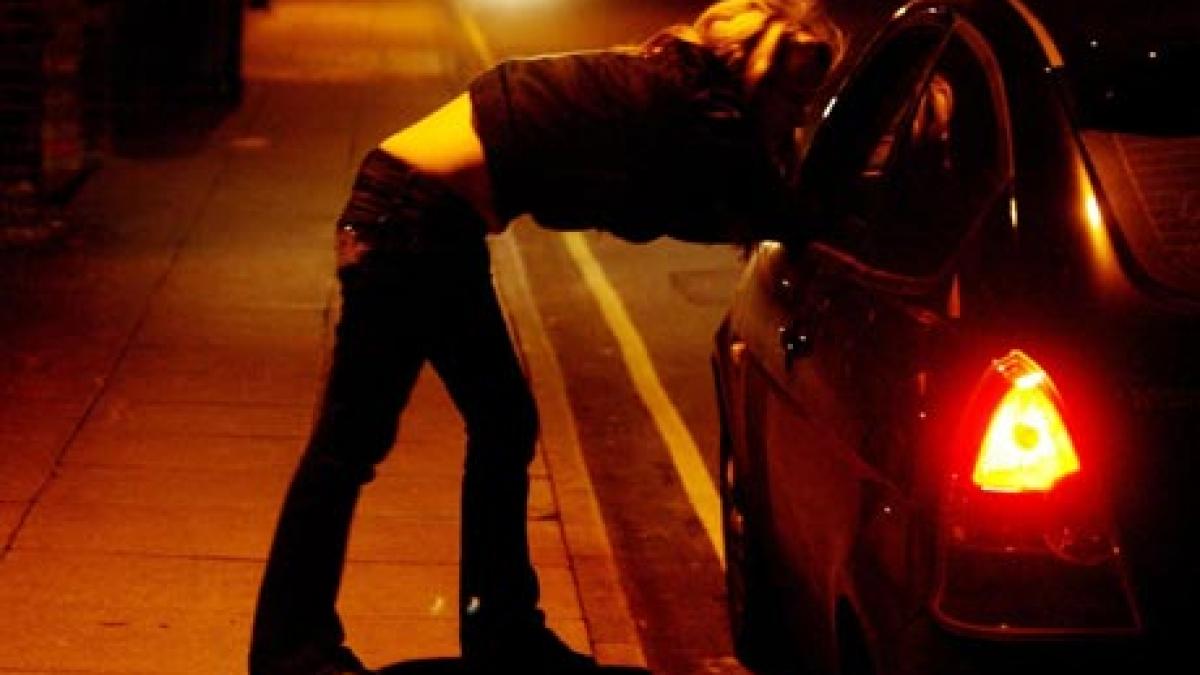 o romanca de 19 ani a facut sex cu un barbat de 78 de ani in curtea unei scoli din italia