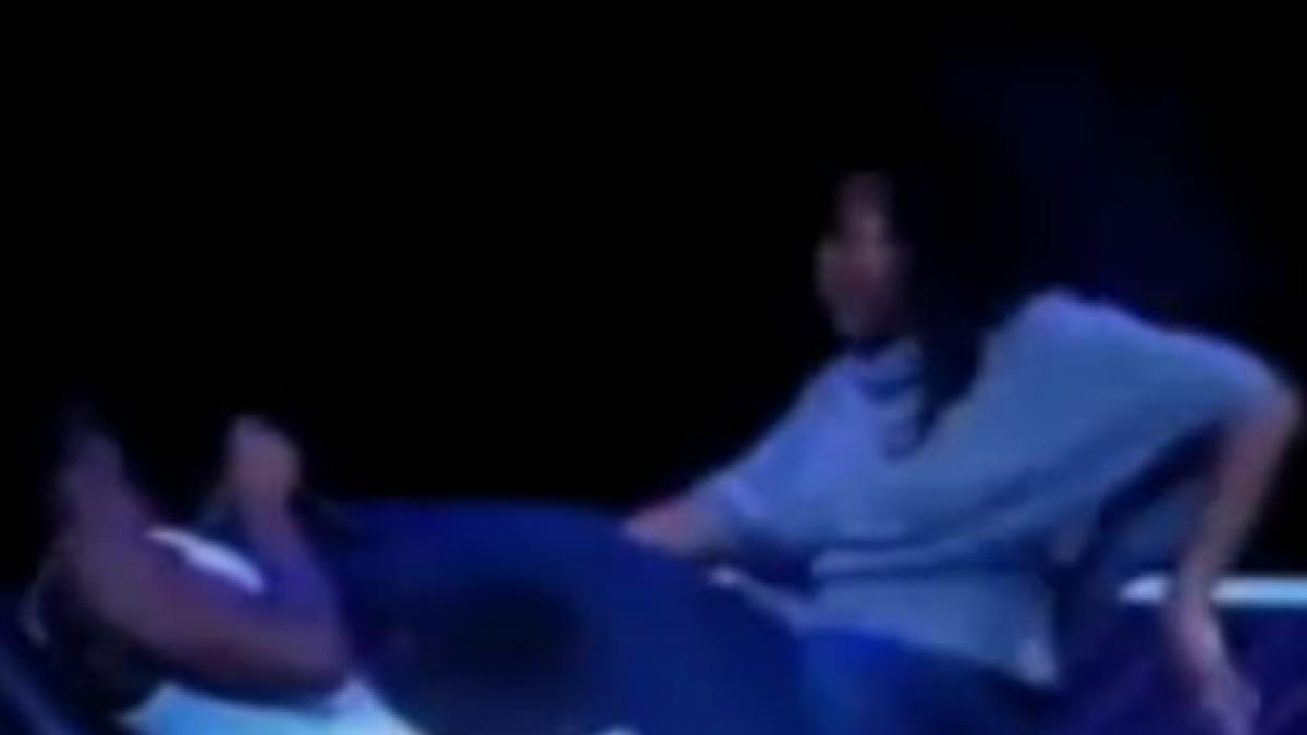 usher lovit cu tocul peste fata de o admiratoare emotionata