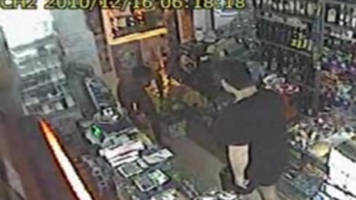 constanta hot umilit de proprietarul unui magazin care l a pus sa se dezbrace