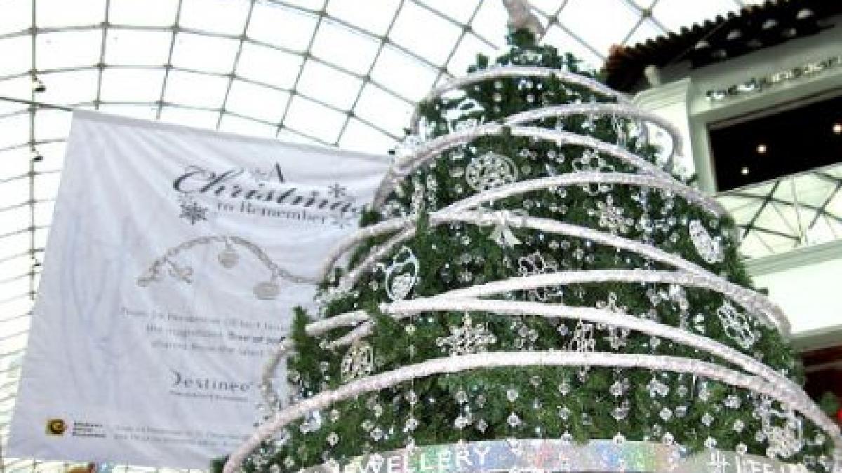 dubai brad de craciun de 11 milioane de euro ornat cu diamante si perle