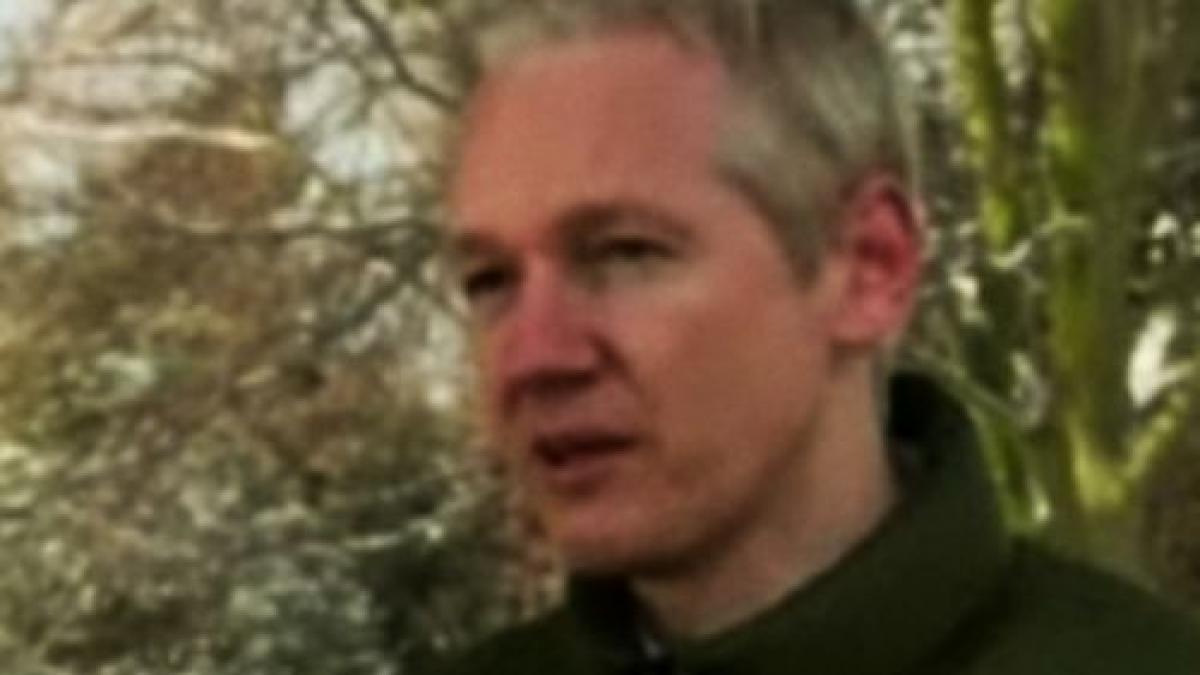 julian assange wikileaks nu a fost atacat in primul rand de guverne ci de banci