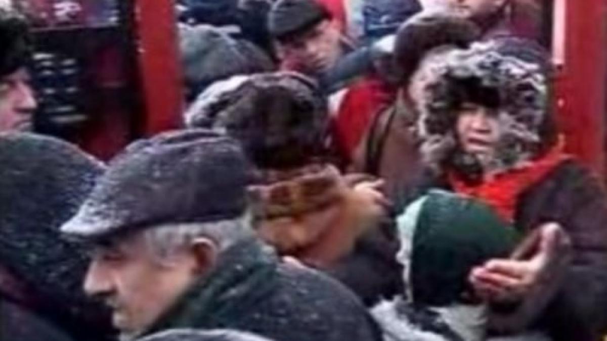 peste o mie de pensionari au stat la coada pentru ajutorul de craciun de 50 lei