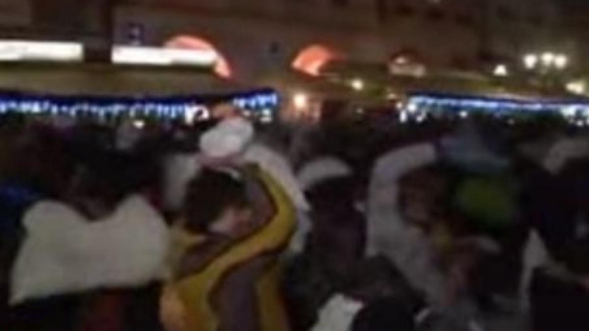 cehia sute de tineri s au batut cu perne in centrul capitalei