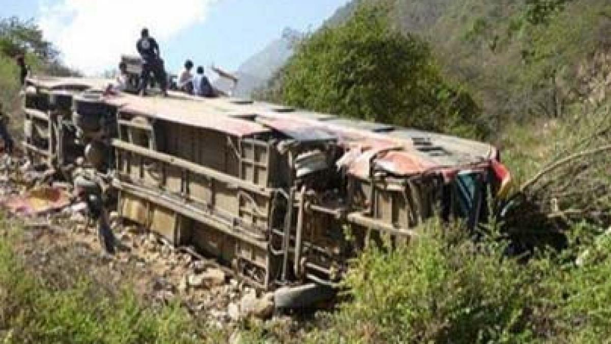 peru 17 morti si 30 de raniti dupa ce un autobuz a cazut 200 de metri intr o rapa