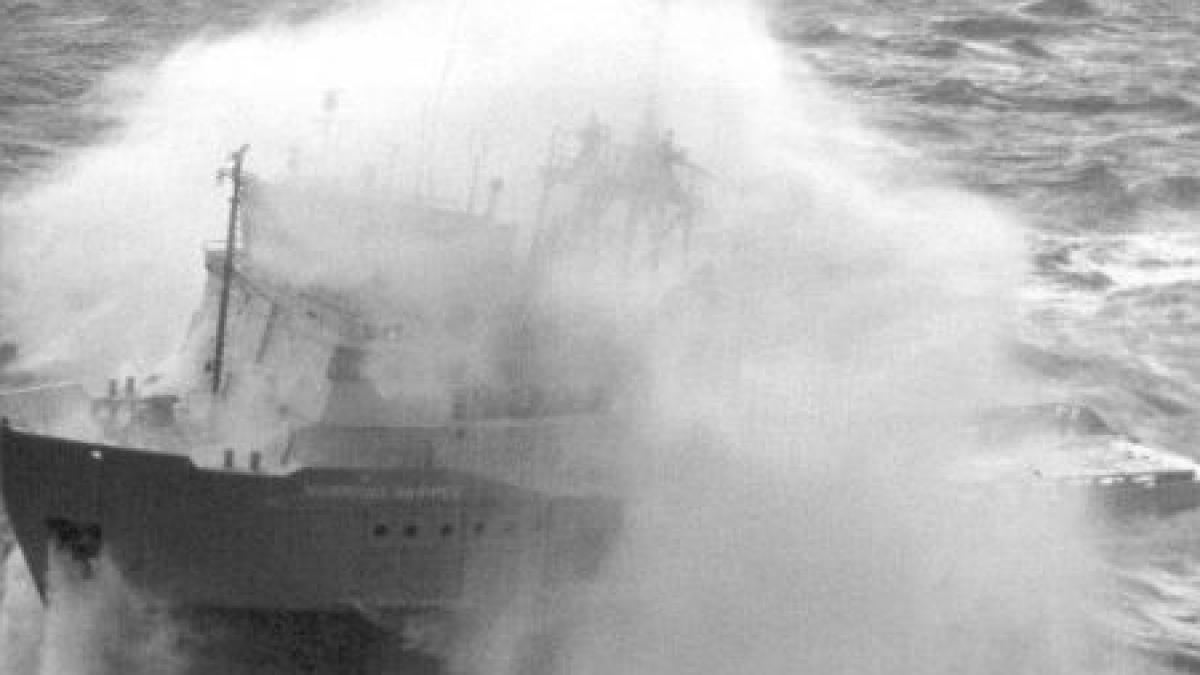 bangladesh o barca plina cu pasageri s a izbit de un cargo 37 de persoane au murit