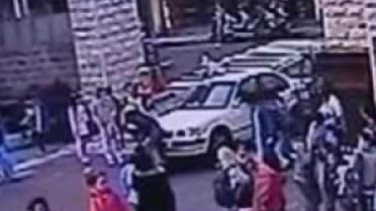 imagini socante un sofer din taiwan a lovit in plin patru copii chiar in poarta scolii