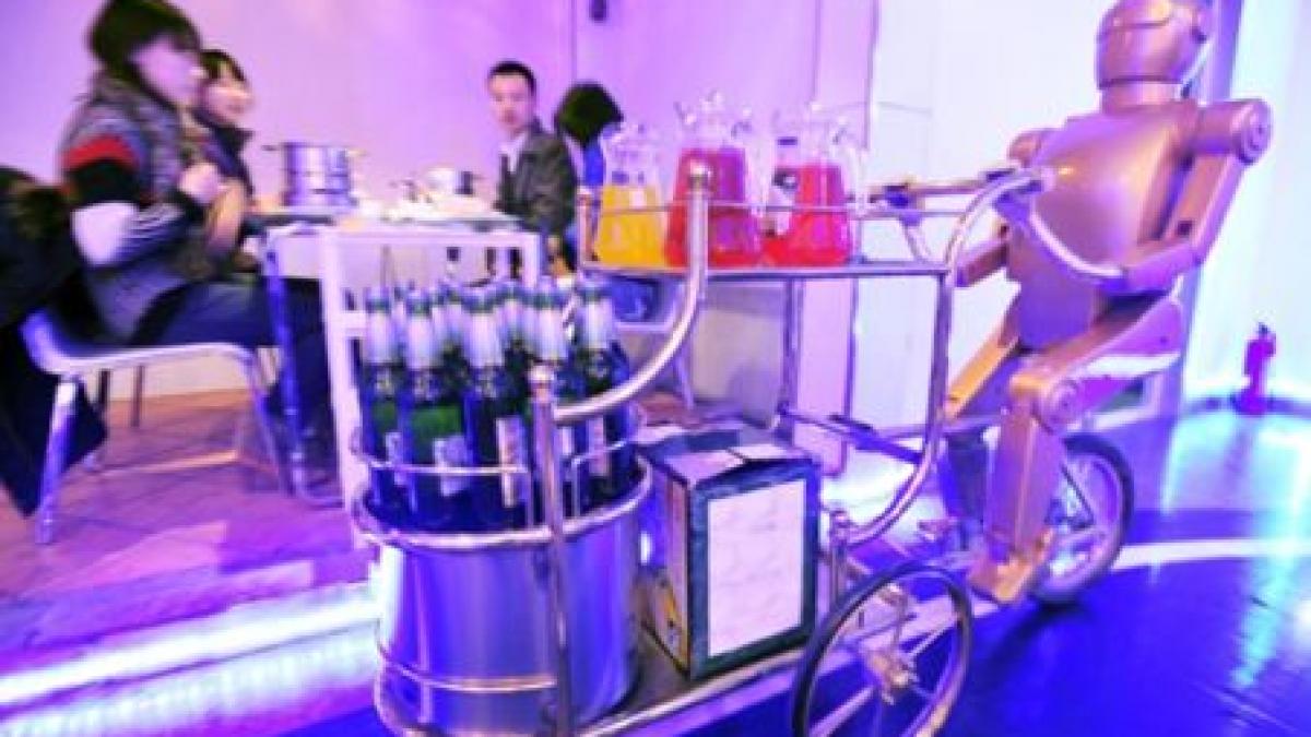 china personalul unui restaurant este format din roboti