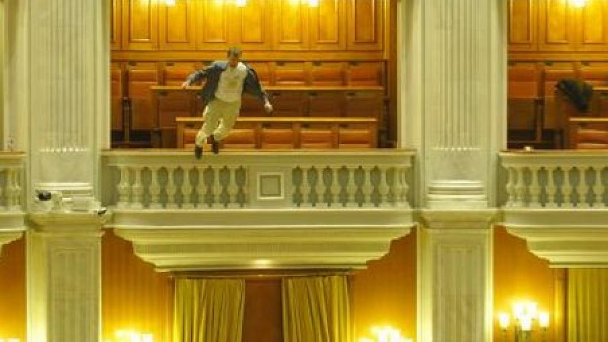 un angajat al tvr s a aruncat de la balconul camerei deputatilor ati luat mancarea de la copii