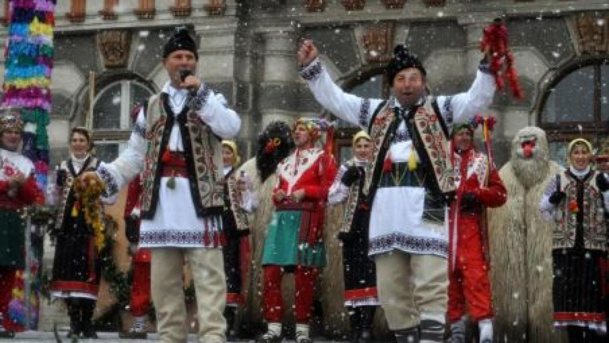 colindatorii au pornit la urat obiceiuri din diferite zone ale tarii in ajun de craciun