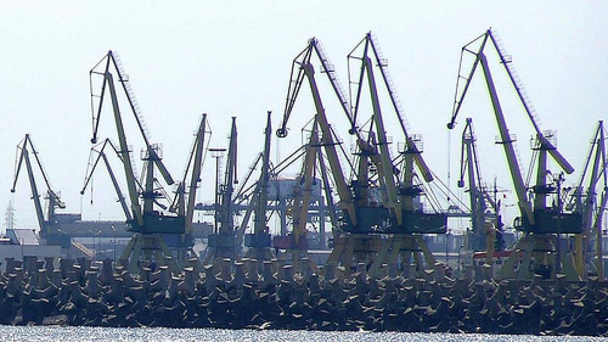 constanta barbat grav ranit dupa ce bratul unei macarale a cazut peste el