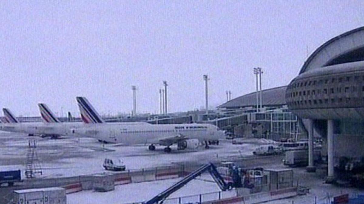 peste 130 de romani sunt blocati de 24 de ore pe aeroportul din koln