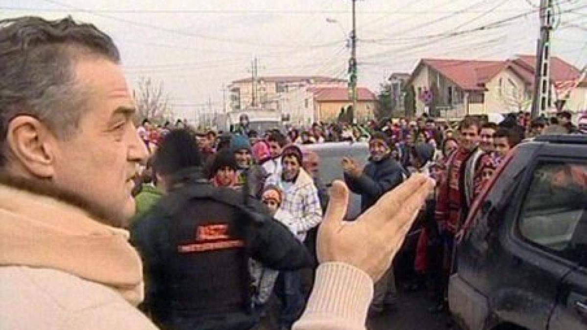 spectacol la casa lui gigi becali 800 de colindatori au blocat circulatia din pipera